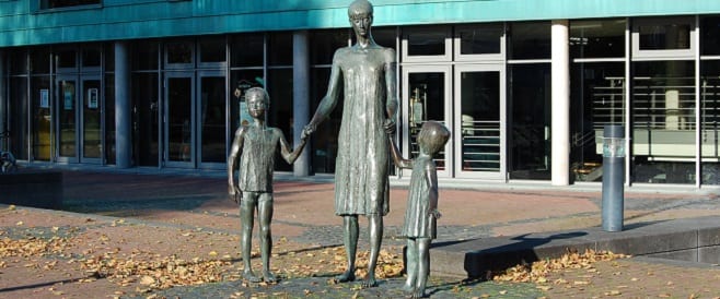 Mutter mit Kindern von Heinz Klein-Arendt